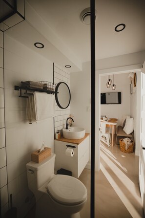 Dusj, hårføner, håndklær og såpe