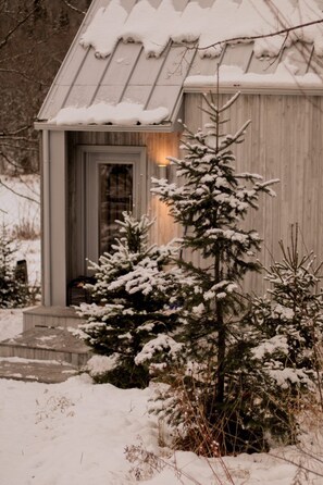 Exterior detail - Chalet de style scandinave en pleine nature (Sainte-Brigitte-de-Laval)