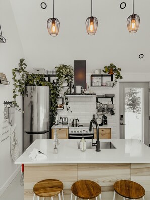 Fridge, microwave, oven, stovetop - Chalet de style scandinave en pleine nature (Sainte-Brigitte-de-Laval)