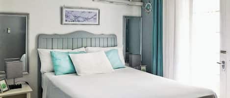 Caja de seguridad en la habitación y tabla de planchar con plancha