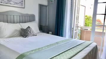 Caja de seguridad en la habitación y tabla de planchar con plancha