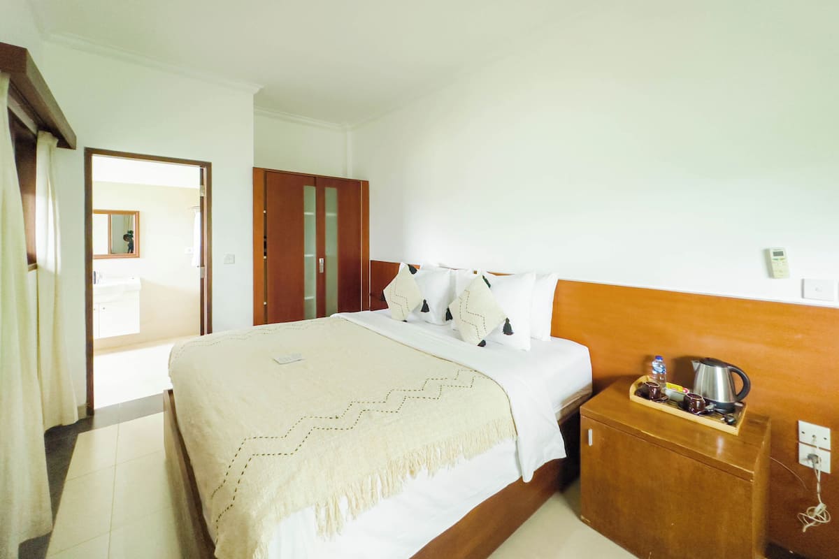 Standard Double Room | 1 bilik tidur, bar mini, peti besi dalam bilik, meja