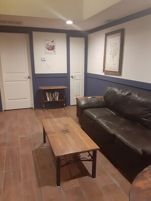 Fernseher, DVD-Player, Bücher