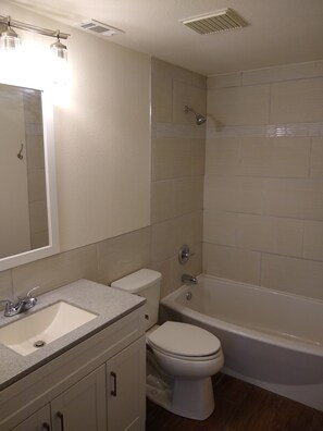 Duschwanne, Handtücher, Seife, Shampoo