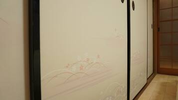 Un pasillo con una puerta corredera decorada con motivos florales.