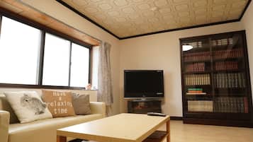 Nhà (Private Vacation Home) | Khu phòng khách | TV màn hình phẳng