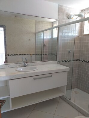 Casa superior, 5 habitaciones | Baño | Regadera y regadera tipo lluvia 