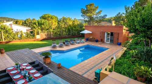 10 minutes by car from Sitges. Villa María. View. Comfortable. A/C.