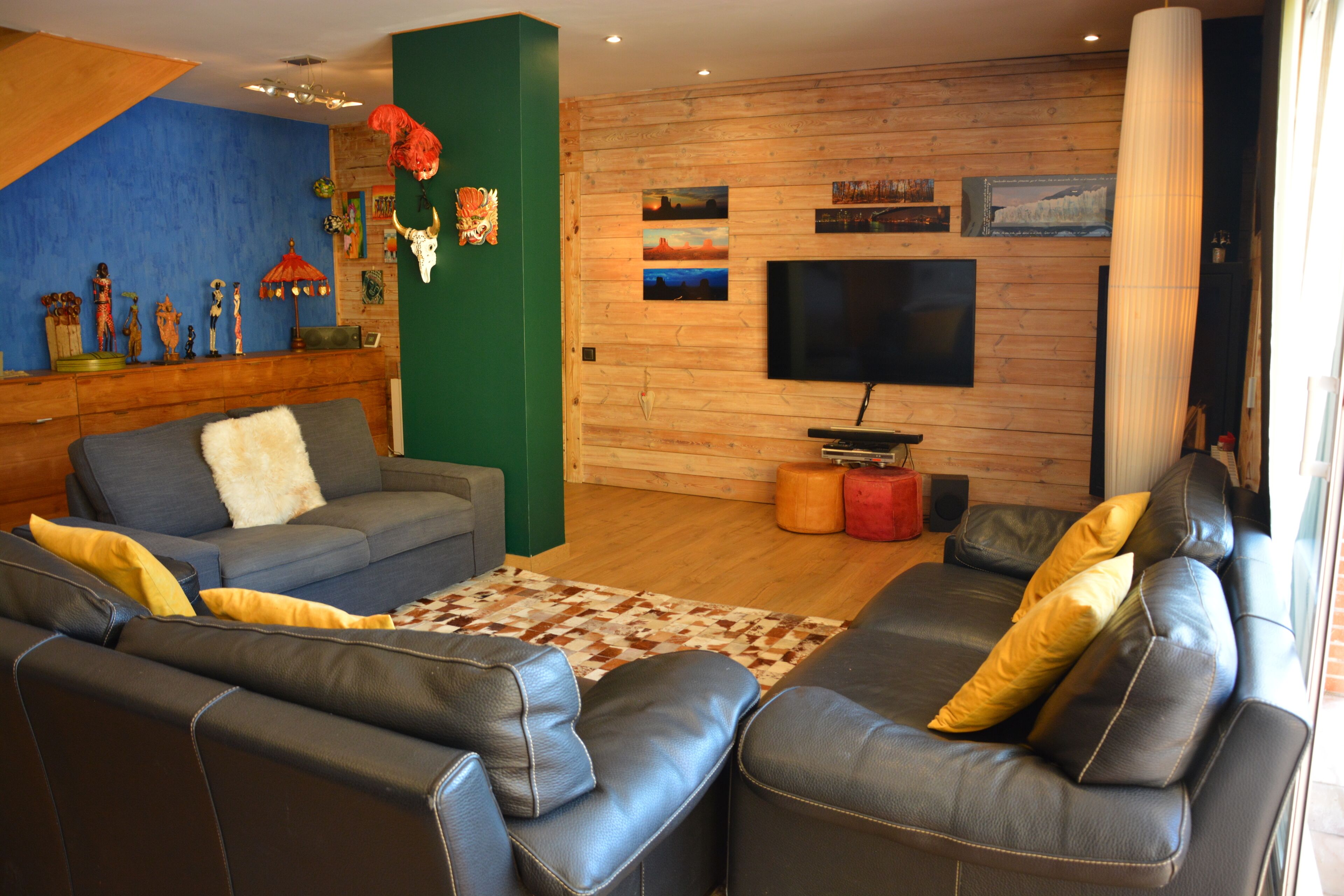 Televisión, chimenea, reproductor de DVD y libros 