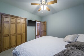 2 bedrooms, in-room safe, WiFi, bed sheets - Breathtaking Lakeview  GUEST Home in Diamond Bluff (Quitman)