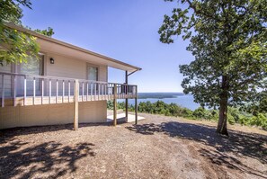 Terrace/patio - Breathtaking Lakeview  GUEST Home in Diamond Bluff (Quitman)