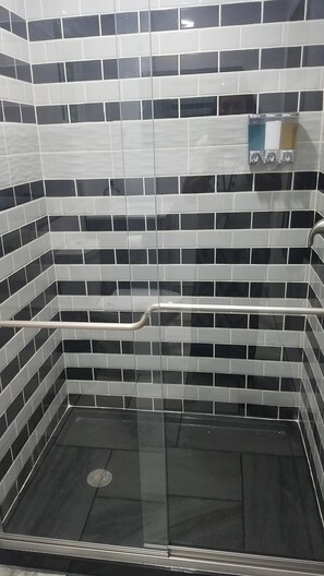 Shower, hair dryer, towels, soap - Getaway in the country/Beautiful Parke County/Large hot tub  and much more! (Rosedale)