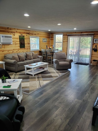 TV, fireplace. Getaway in the country/Beautiful Parke County/Large hot tub and much more!