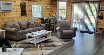 Getaway in the country/Beautiful Parke County/Large hot tub and much more!