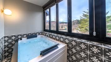 Suite (G) | Jetted bathtub