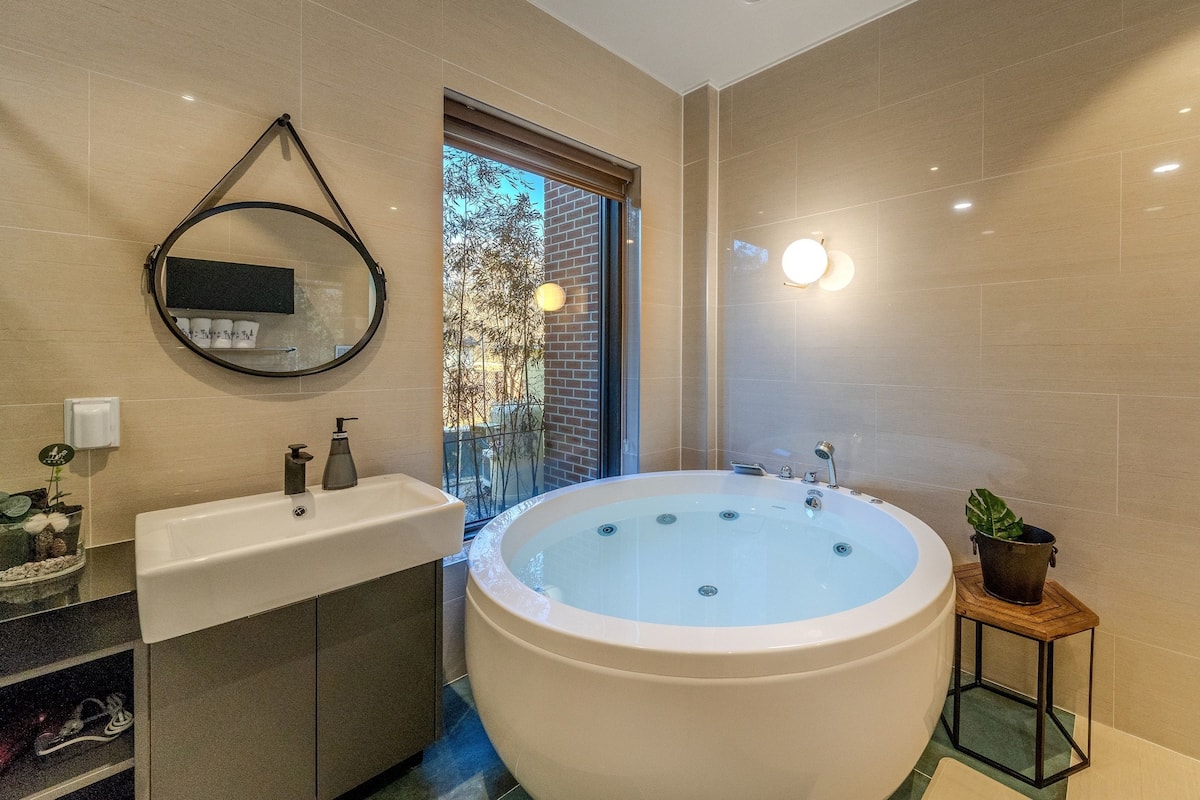 studio (m) | jetted bathtub