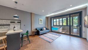 Suite (G) | Oppholdsområde | En 42-tommers LED-TV med kabel-kanaler samt TV og filmkjøp