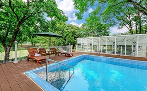 Außenpool (je nach Saison geöffnet), Sonnenschirme, Liegestühle