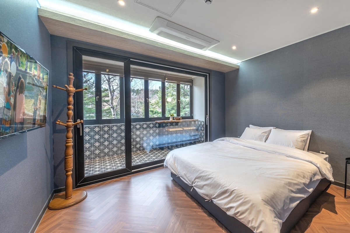 suite (g) | 1 bedroom, blackout curtains, soundproofing, free wifi