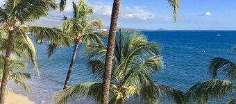 Condo rénové Oceanfront Penthouse - 180 degrés de vue directe sur l'océan!