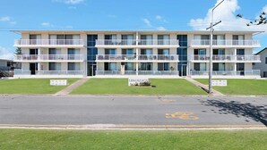 Un hôtel à plusieurs étages, doté d’une façade sobre, de balcons à chaque étage et d’une enseigne indiquant le nom « LONGBEACH ».