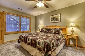 3 bedrooms, free WiFi, bed sheets - 3 King Suites, Game Room, Hot Tub – Luxury Cabin Near Gatlinburg Sleeps 10 (Gatlinburg)