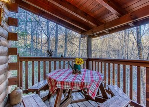 Outdoor dining - 3 King Suites, Game Room, Hot Tub – Luxury Cabin Near Gatlinburg Sleeps 10 (Gatlinburg)