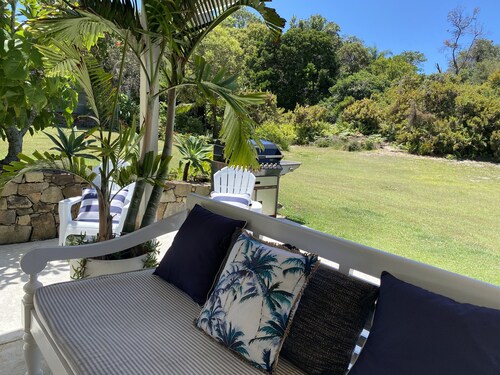 Beach House-Perfect Retreat- 5 min walk to Tallow Beach! 