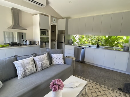 Smart TV, books. Beach House-Perfect Retreat- 5 min walk to Tallow Beach!