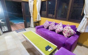 2 Bedroom Pool Villa | Coin séjour | Télévision à écran plat