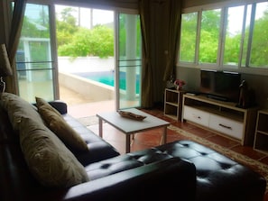 3-Bedroom Pool Villa | 客厅 | 平板电视