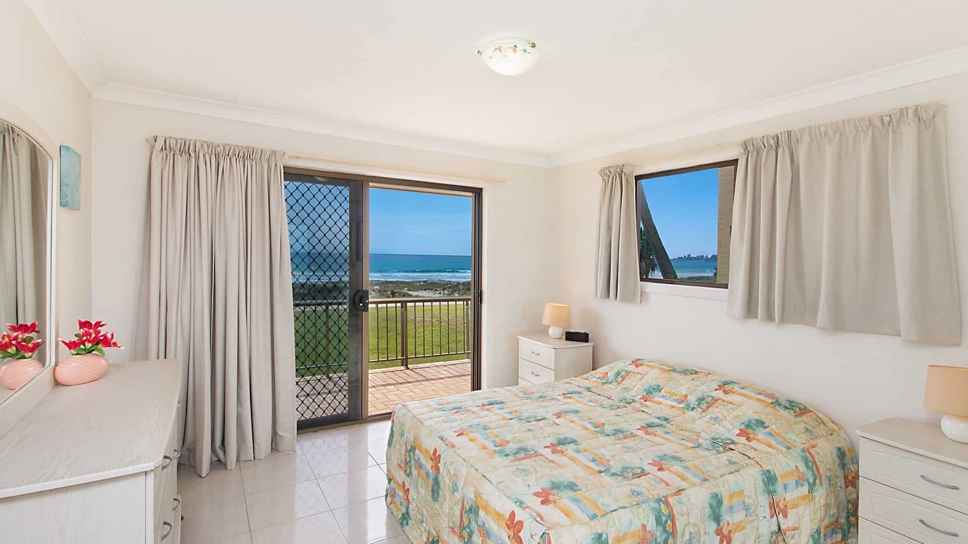 Bilinga Beach 4 - Absolute Beachfront — image 8