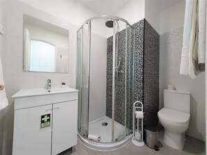 Douche, serviettes fournies