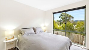 3 bedrooms, WiFi, bed sheets - Oceanswell - A comfortable family holiday home (Lorne)