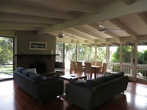 Unclassified image, 4 of 10, button - Beachview (Lorne)