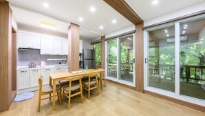 Phòng, hiên, quang cảnh thung lũng (Mulbit 01) | Khu vực ăn uống tại phòng