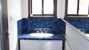 Shower, free toiletries