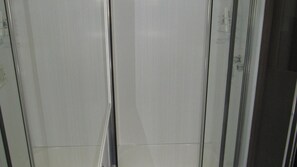 Douche, articles de toilette gratuits