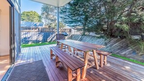 Outdoor dining - Disabled access and wheelchair friendly, pets allowed, disabled bathroom (Cowes)