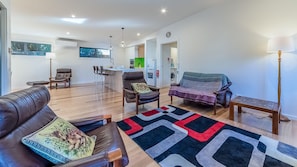 TV, Netflix, streaming services - Disabled access and wheelchair friendly, pets allowed, disabled bathroom (Cowes)