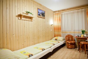 Habitación cuádruple, vistas a la ciudad | Wifi gratis y ropa de cama