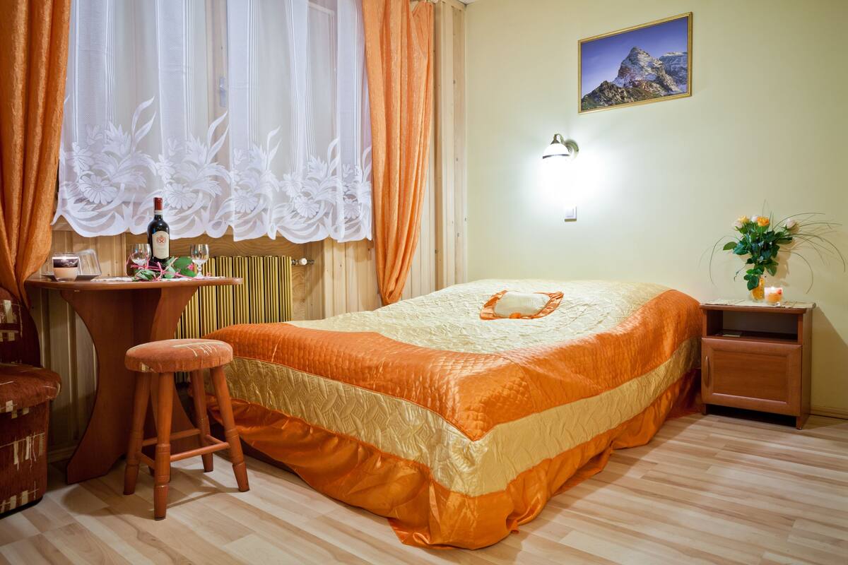 Free WiFi, bed sheets