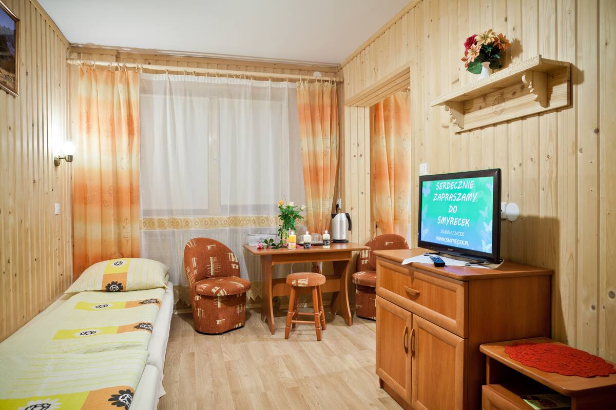 Habitación cuádruple, vistas a la ciudad | Zona de estar | Una televisión de pantalla plana