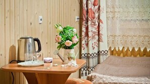 Vierpersoonskamer, uitzicht op de stad | Gratis wifi, beddengoed