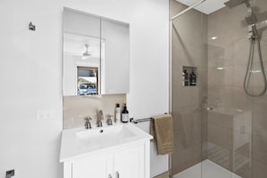 Shower - Lorne Escape (Lorne)