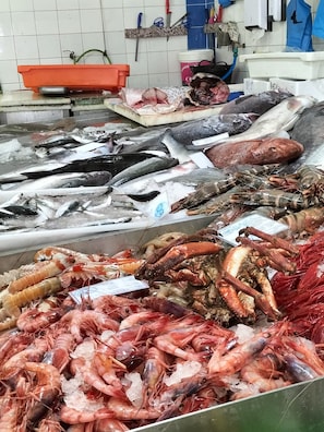 A seafood display with various types of fish and shrimp. - Gaveto- Sea Front, Refurbished and Cozy (Quarteira)