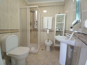 Douche, serviettes fournies
