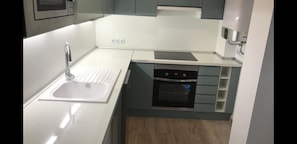 Frigorifero, microonde, forno, piano cottura