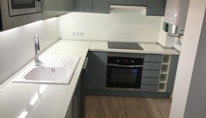Geladeira, micro-ondas, fogão, cooktop