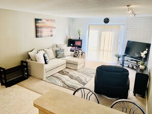 Smart TV, reproductor de DVD, libros y impresora 